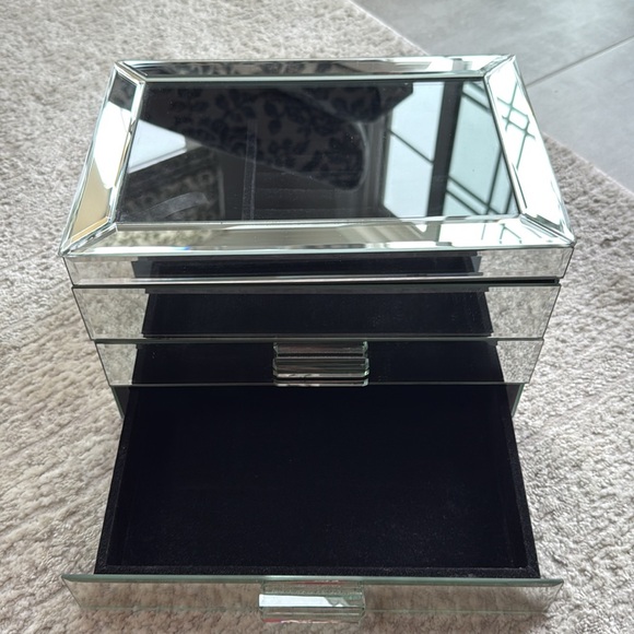 Tahari 2-Drawer, See-Thru Top, 24 Rings, 3 Top Compartment, Mirrored Jewelry Box - Picture 5 of 16